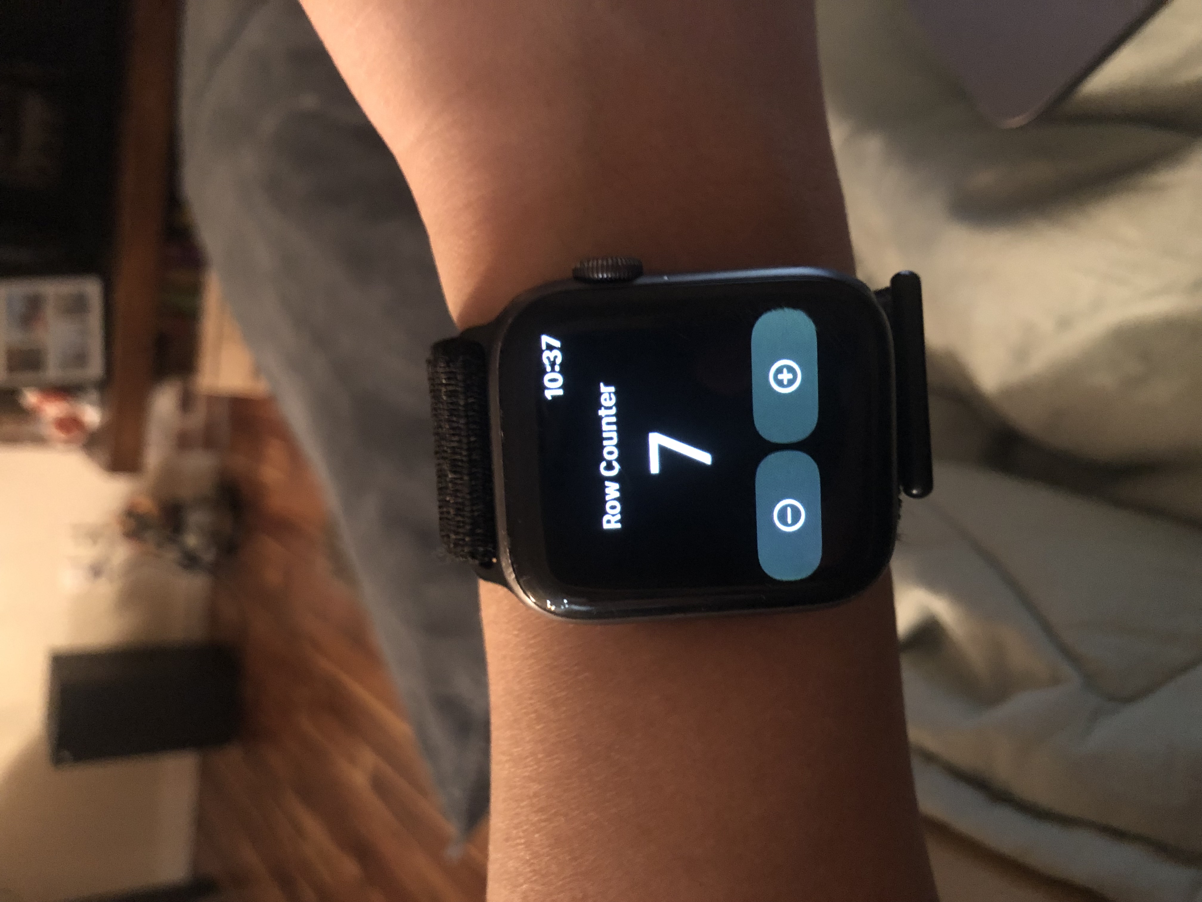 Apple Watch screen of version 1 ArisaKnits Row Counter app with a minus and plus button to increase or decrease the number of rows 